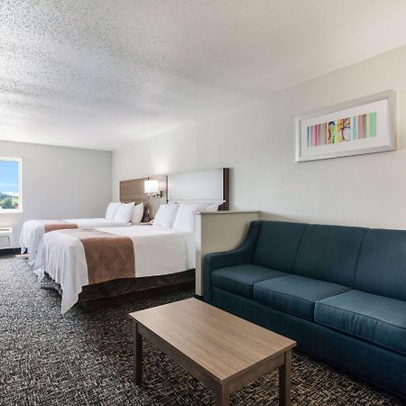 Quality Inn & Suites Ferdinand Екстериор снимка