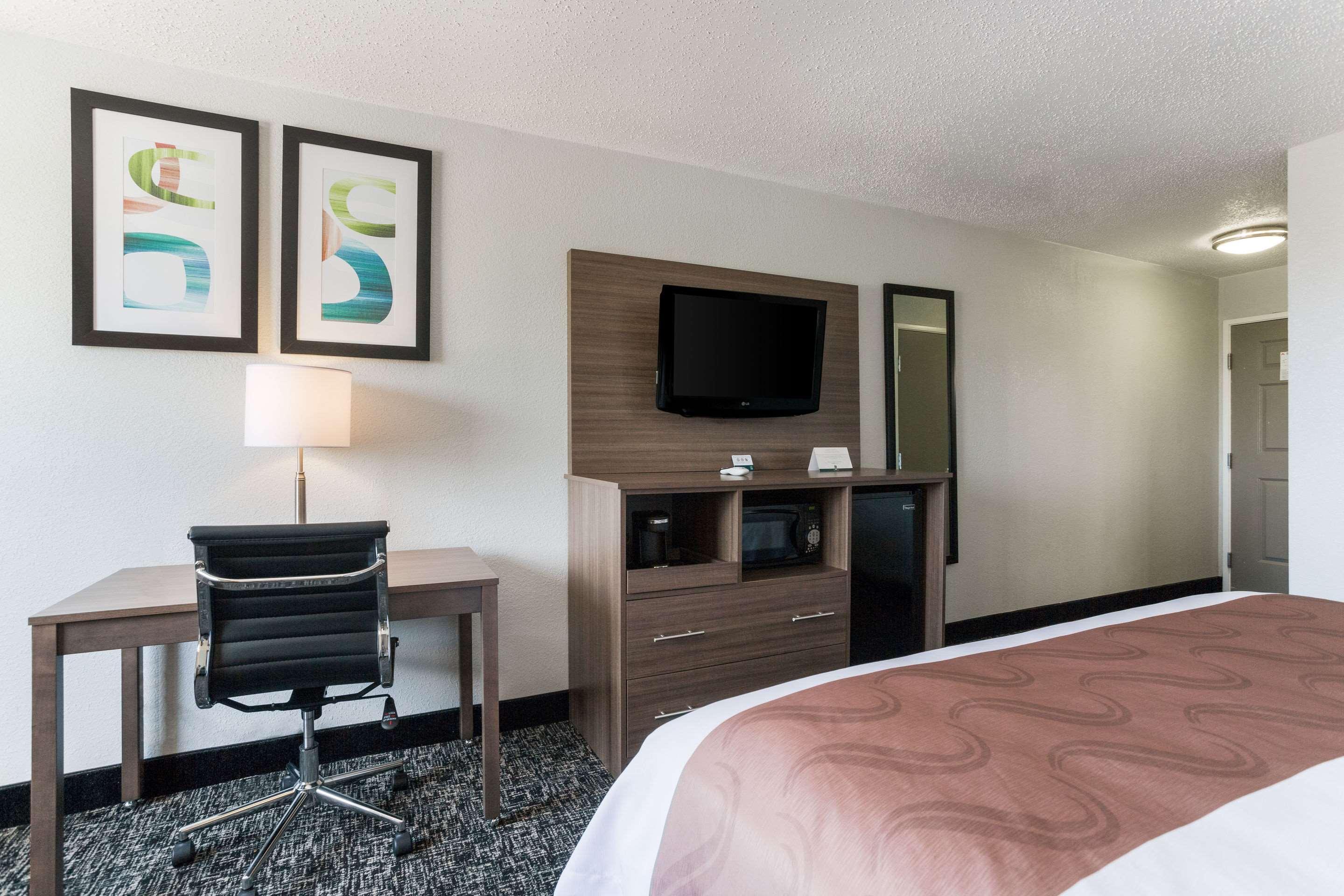 Quality Inn & Suites Ferdinand Екстериор снимка