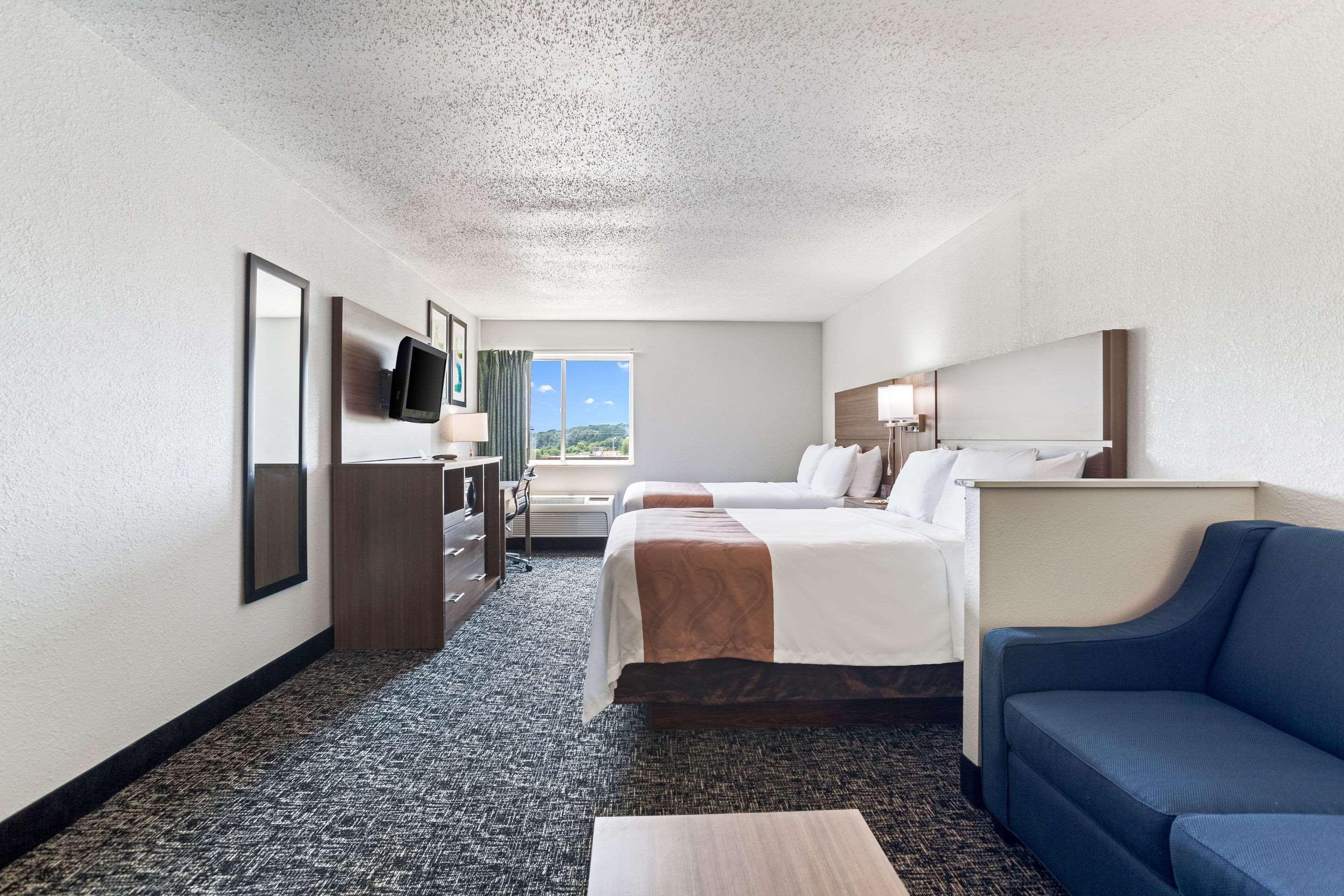 Quality Inn & Suites Ferdinand Екстериор снимка