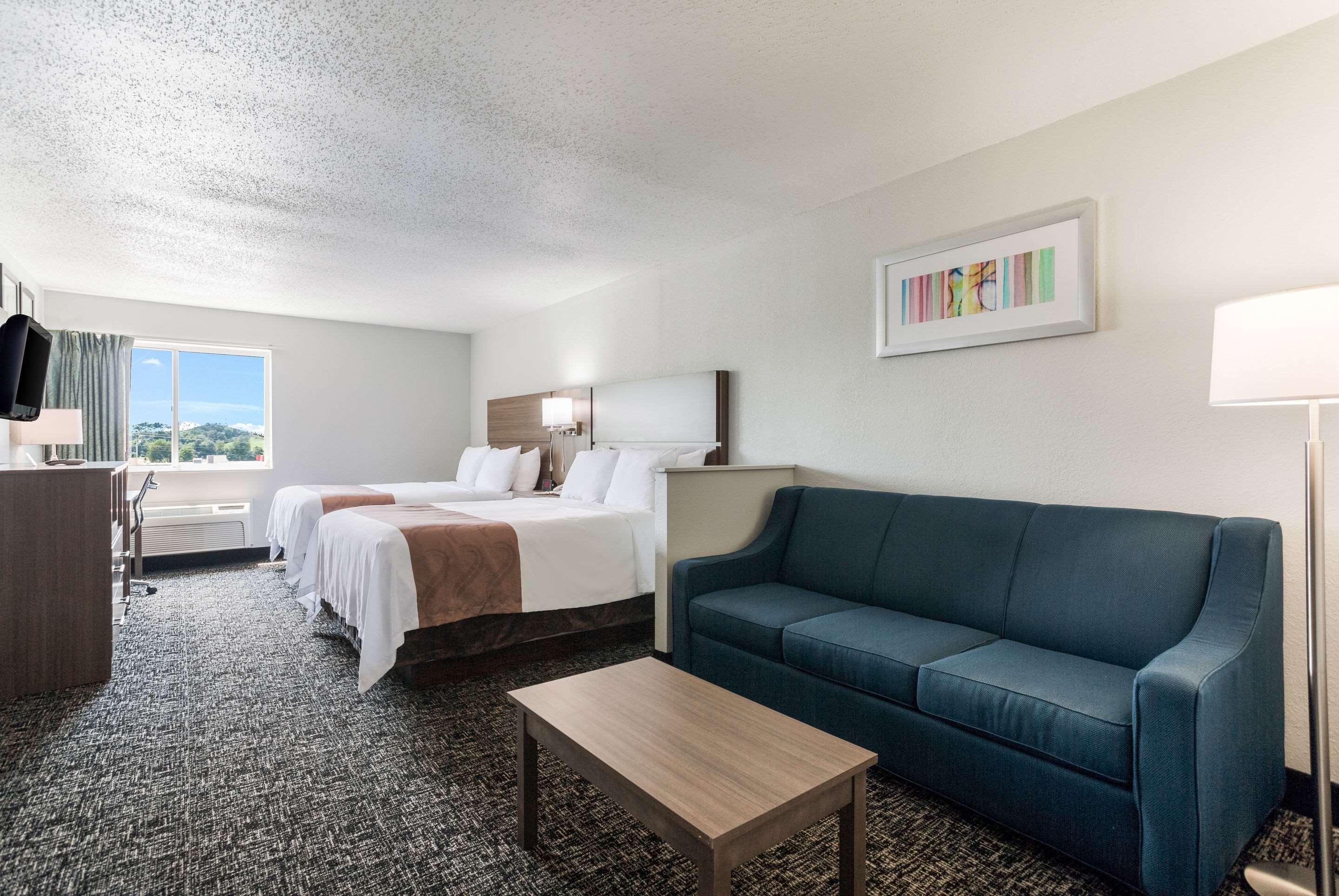 Quality Inn & Suites Ferdinand Екстериор снимка
