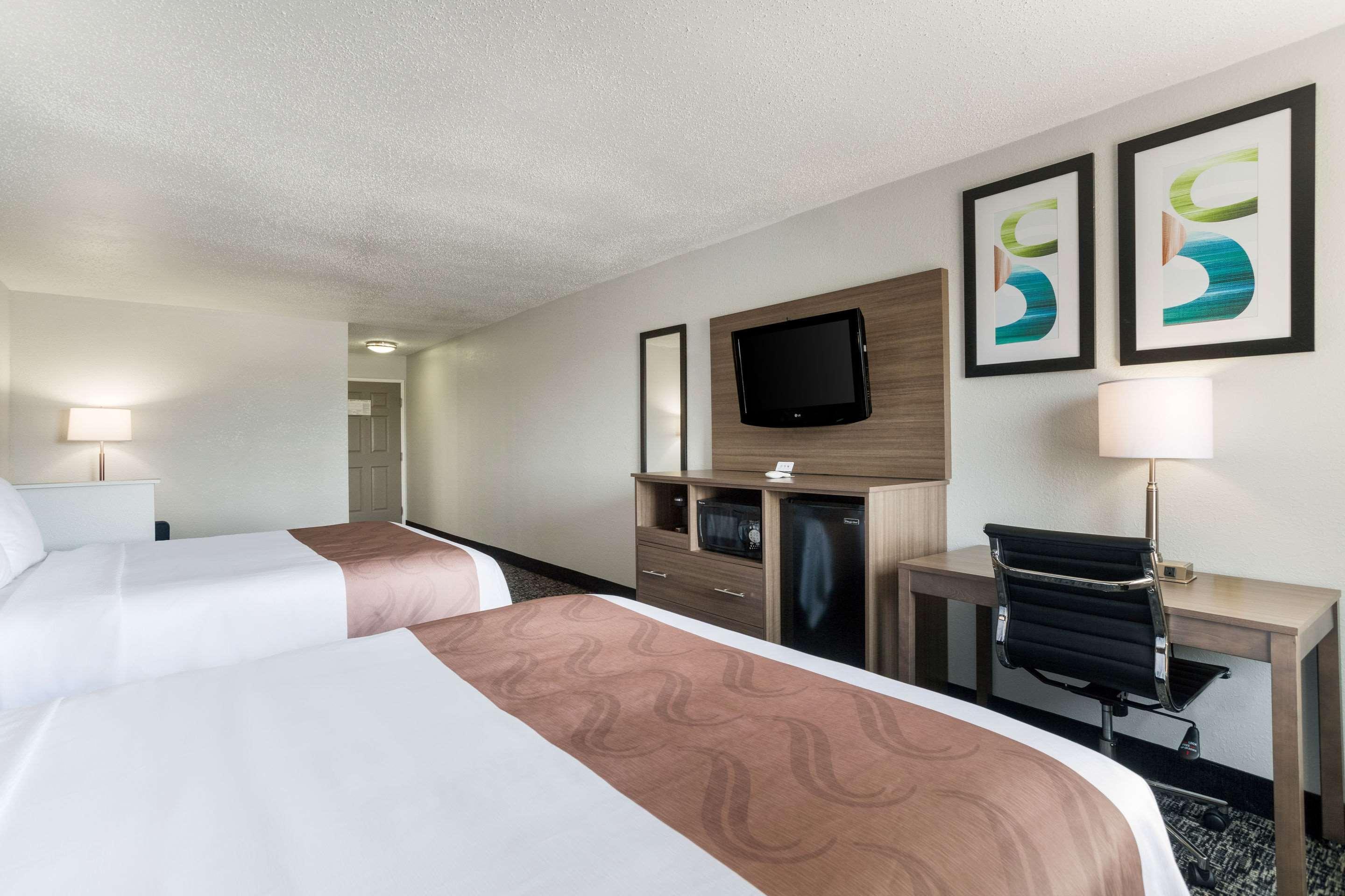 Quality Inn & Suites Ferdinand Екстериор снимка