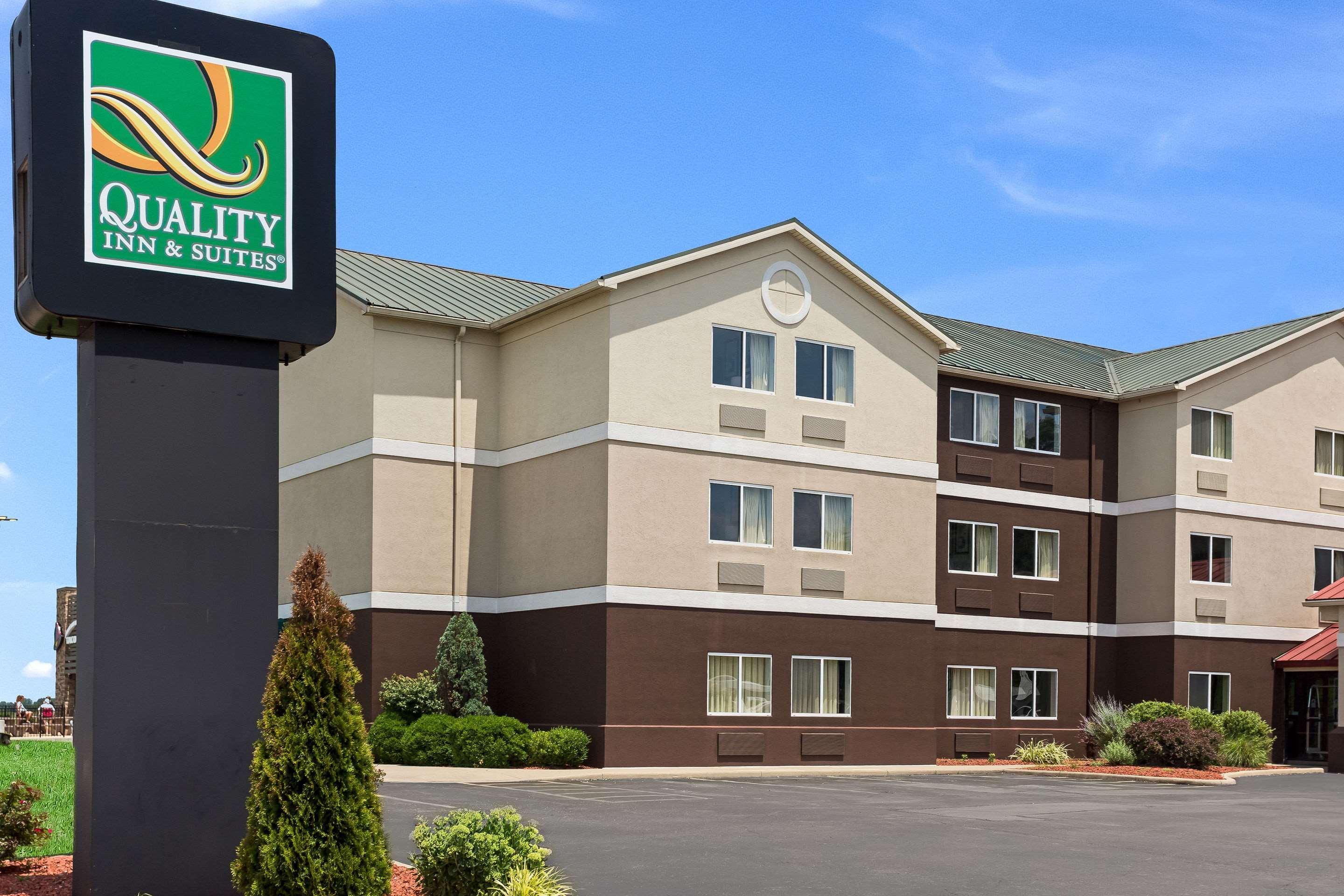 Quality Inn & Suites Ferdinand Екстериор снимка