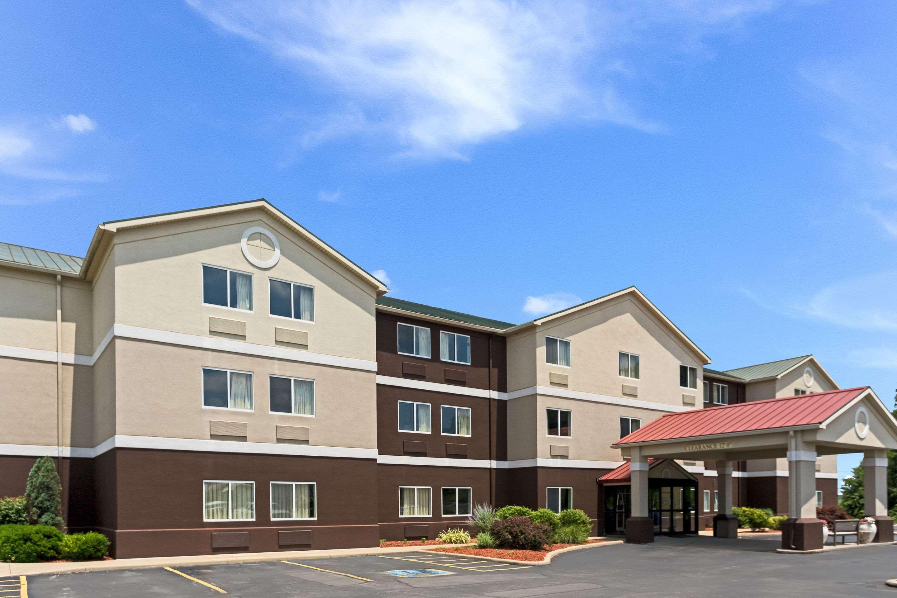 Quality Inn & Suites Ferdinand Екстериор снимка