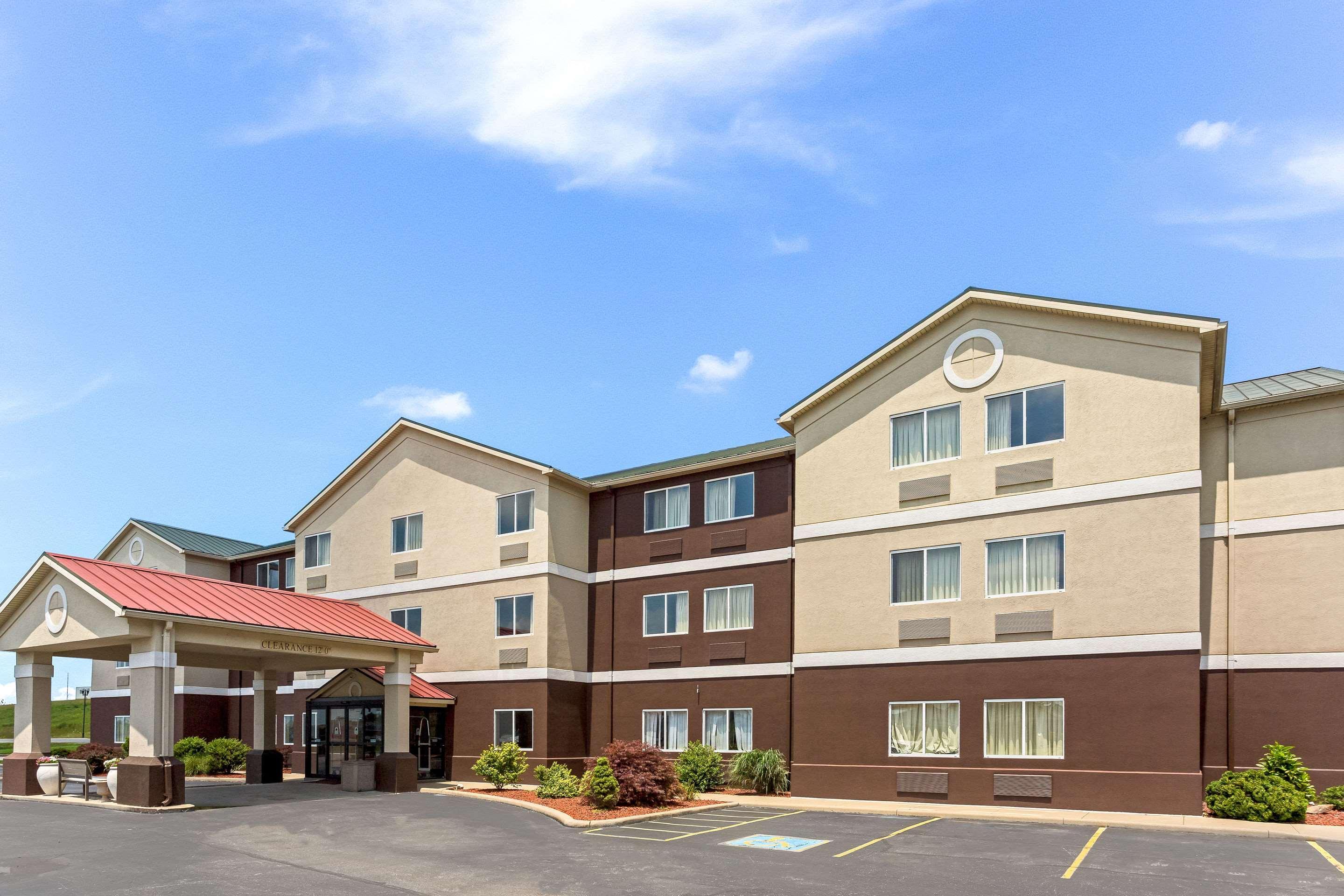 Quality Inn & Suites Ferdinand Екстериор снимка