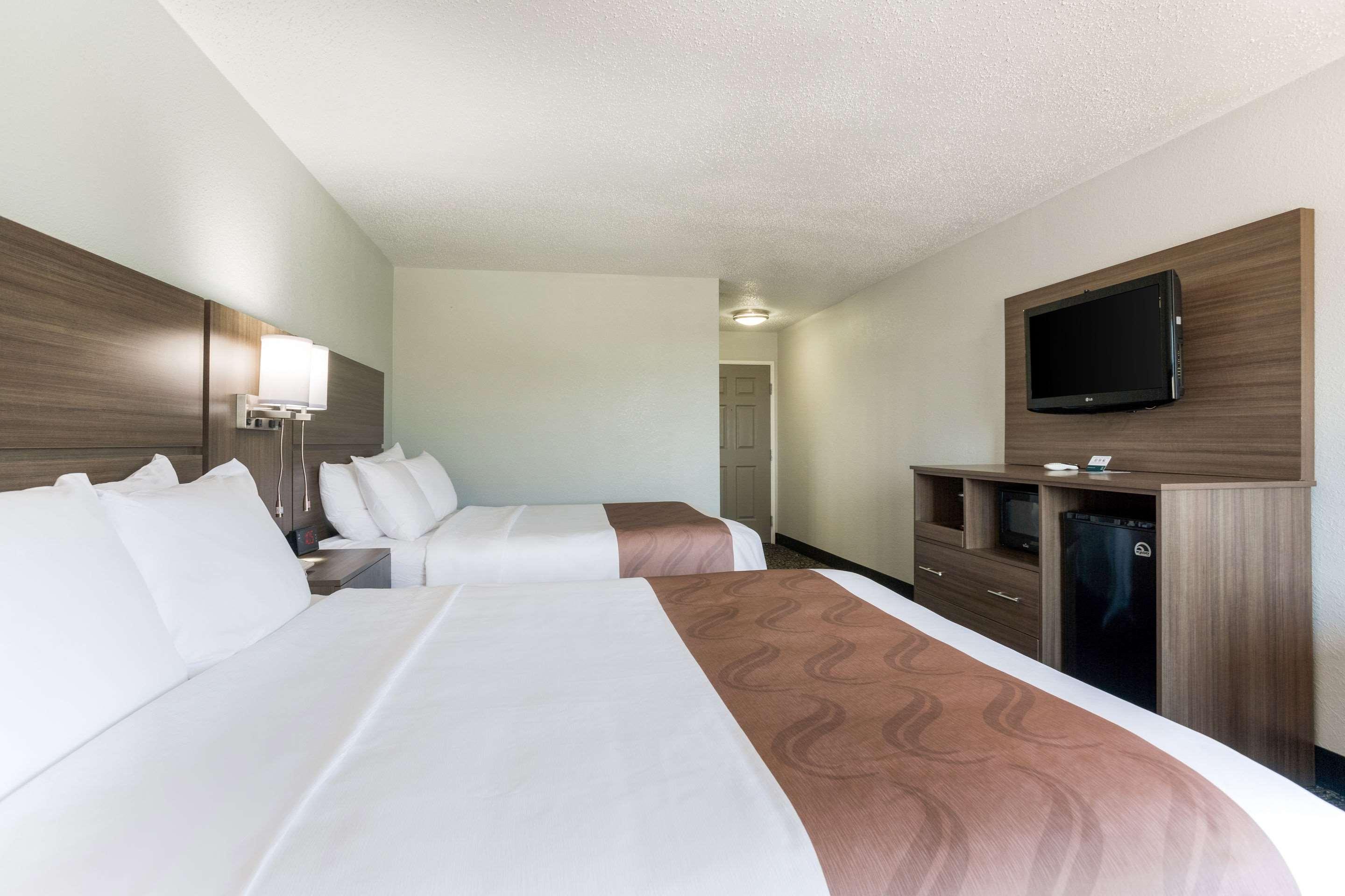 Quality Inn & Suites Ferdinand Екстериор снимка