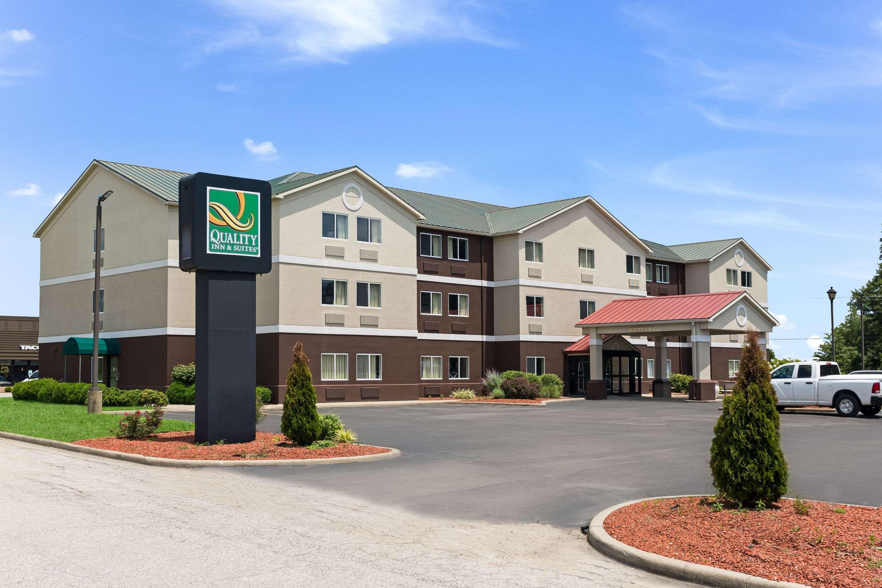 Quality Inn & Suites Ferdinand Екстериор снимка