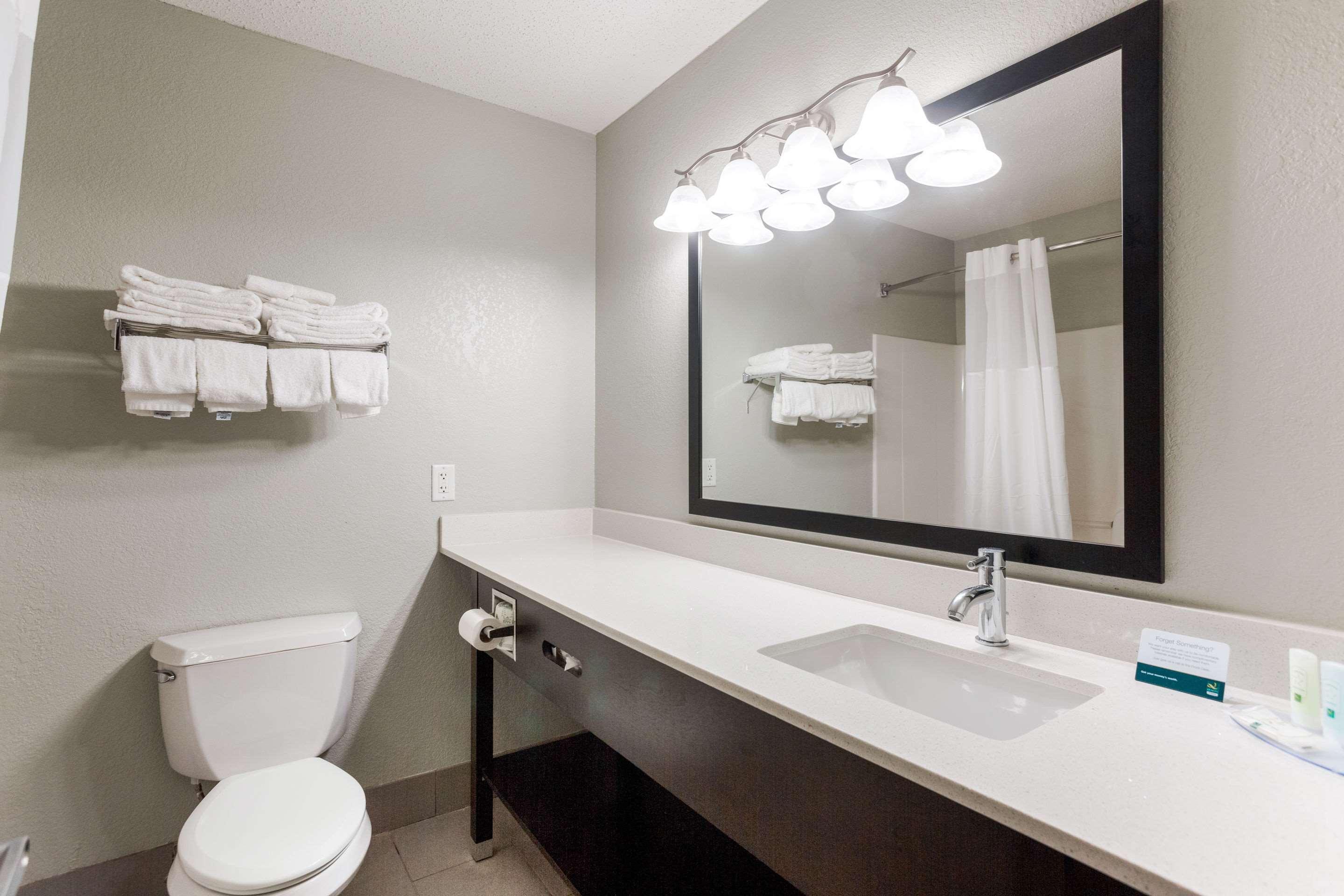 Quality Inn & Suites Ferdinand Екстериор снимка