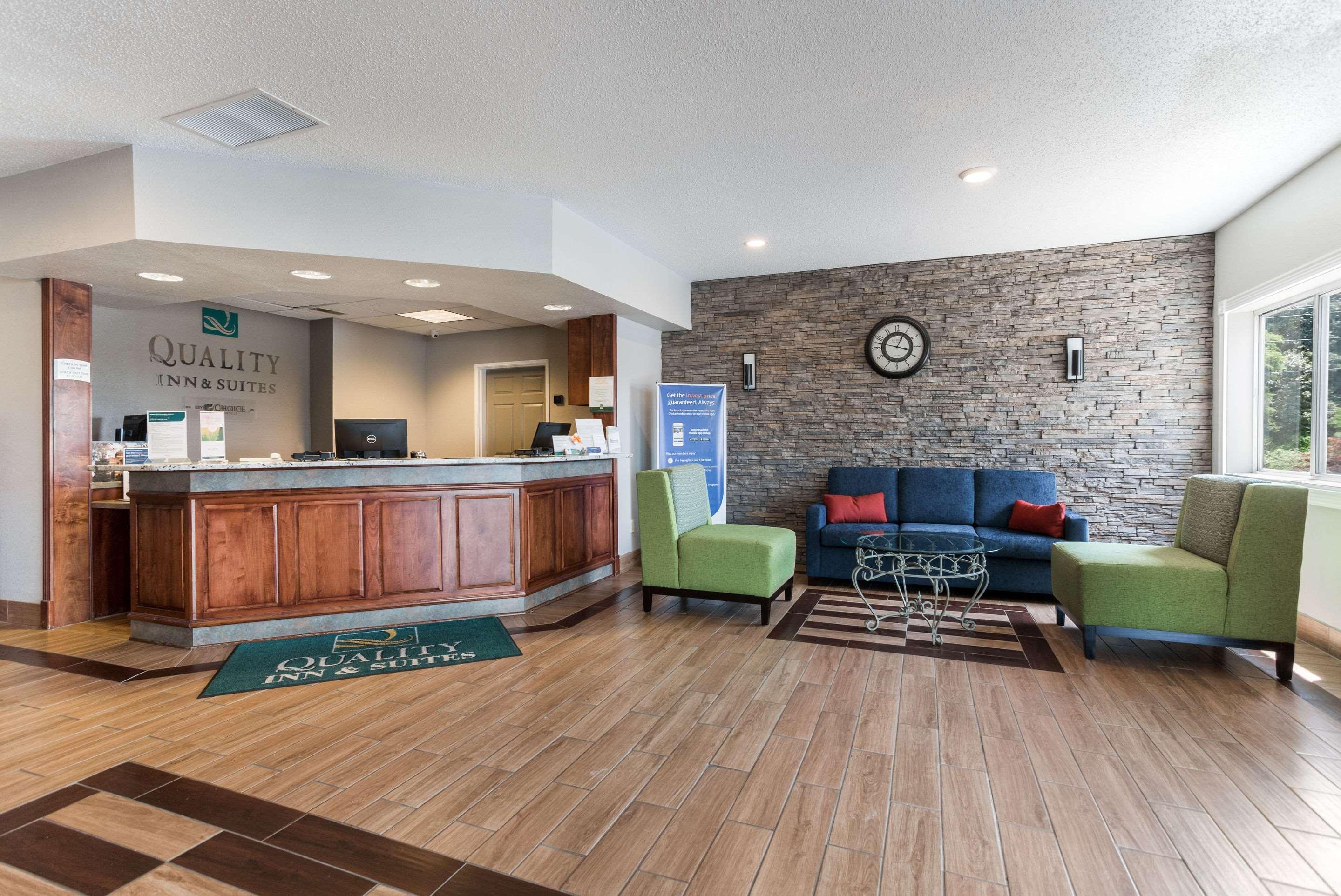 Quality Inn & Suites Ferdinand Екстериор снимка